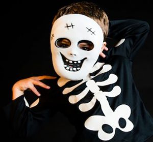 Una maschera da scheletro per vestire i bambini per Halloween