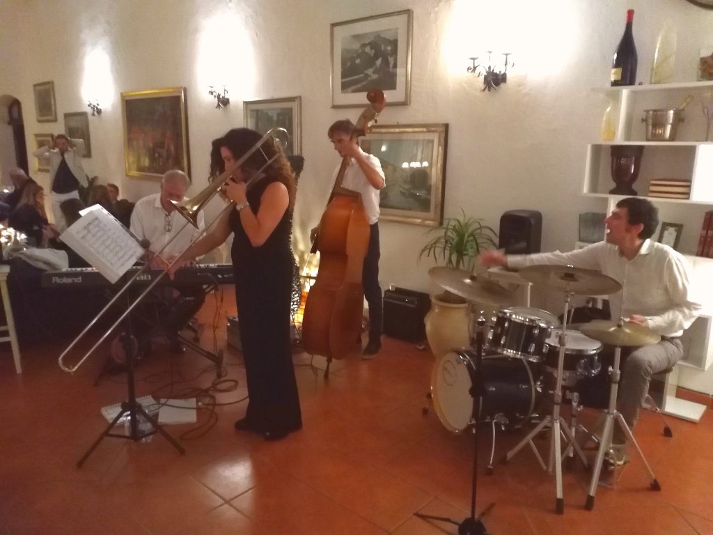 Una band di musica swing in un ristorante di pesce a Roma